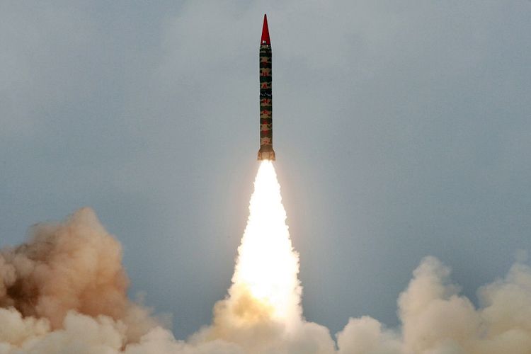 Foto bertanggal 21 April 2008 yang dirilis militer Pakistan, yang menunjukkan rudal balistik Shaheen-II yang ditembakkan dalam uji coba.