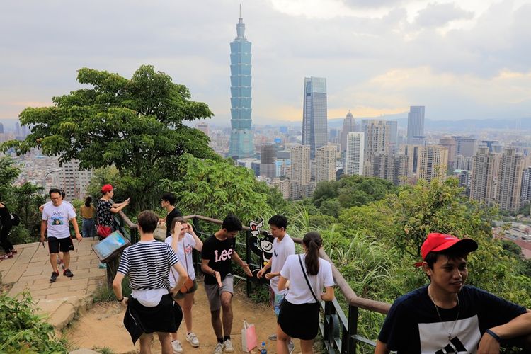 Pengunjung terlihat di salah satu obyek wisata yang ada di Taiwan, yakni Six Giant Rocks Passing di Pegunungan Gajah di Taipei. 