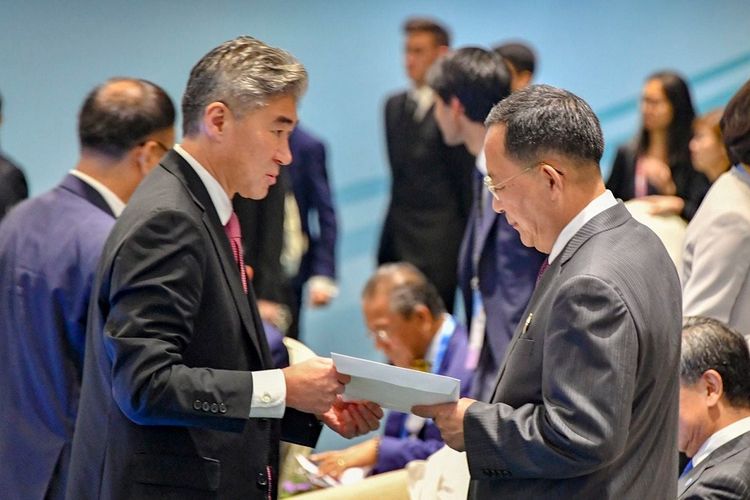 Duta Besar Amerika Serikat untuk Filipina, Sung Kim, menyerahkan surat kepada Menteri Luar Negeri Korea Utara Ri Ying Ho saat Forum Regional ASEAN di Singapura. Surat itu dilaporkan berisi balasan Presiden Donald Trump kepada Kim Jong Un.