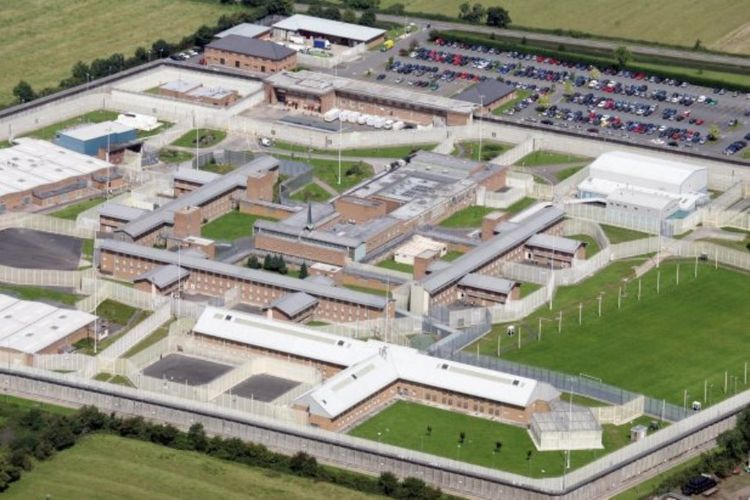 Tampak atas gedung penjara negara Inggris, HMP Long Lartin yang dikategorikan penjara kelas A namun dilaporkan kekurangan fasilitas toilet.