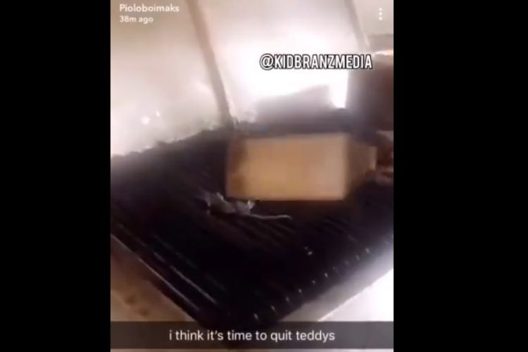 Potongan rekaman video yang menunjukkan salah seorang karyawan restoran memainkan bangkai tikus kecil di alat pemanggang.