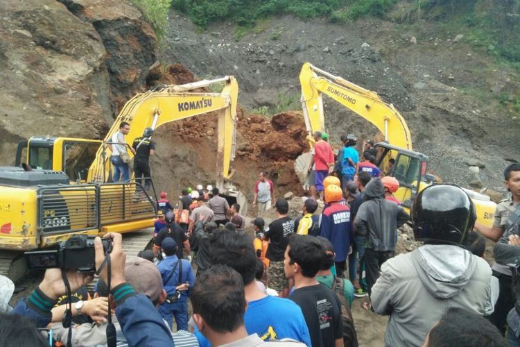 Proses evakuasi korban tebing longsor di area penambangan Bego Pendhem Desa Kaliurang, Kecamatan Srumbung, Kabupaten Magelang, Jawa Tengah, Senin (18/12/2017).