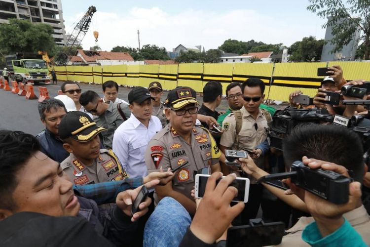 Kapolda Jatim Irjen Luki Hermawan saat meninjau Jalan Raya Gubeng, Senin (31/12/2018)