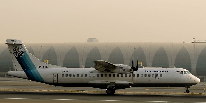 Foto ini diambil pada 29 Juli 2008 menunjukkan pesawat ATR-72 buatan Perancis yang dimiliki oleh Aseman Airlines. (AFP PHOTO/Marwan Naamani)