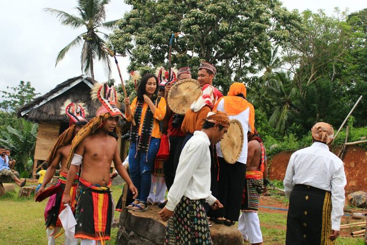 Wisatawan diajak mengantar penari tarian Adat Caci yang bisa disaksikan wisatawan di Desa Adat Melo, Liang Ndara, Manggarai Barat, Pulau Flores, NTT, Rabu (29/11/2018). 