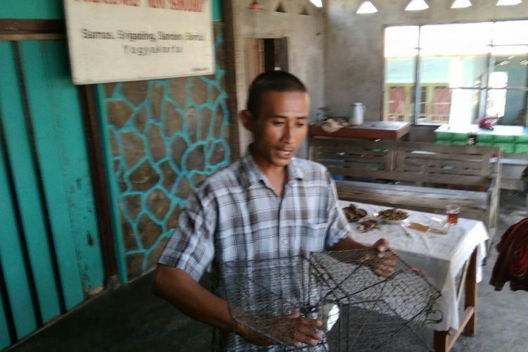 Tri Mulyadi (32) seorang nelayan di Pantai Samas, warga Dusun Samas, Desa Srigading, Kecamatan Sanden, Kabupaten Bantul, yang ditetapkan Tersangka Oleh Polisi Karena Menangkap Kepiting. Ia menunjukkan alat tangkapnya 