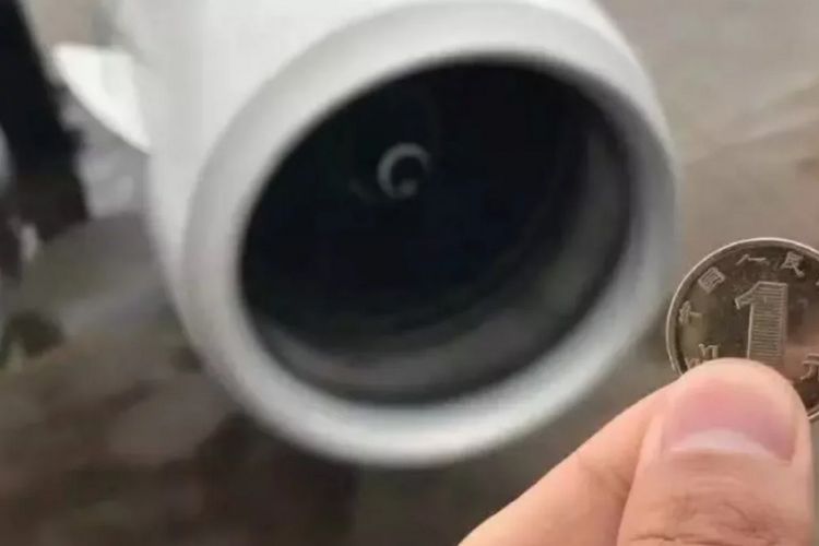 Ilustrasi lempar koin ke pesawat.