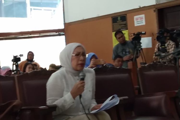 Terdakwa kasus penyebaran berita bohong Ratna Sarumpaet membacakan Pledoi di Pengadilan Negeri Jakarta Selatan, Selasa (18/6/2019)