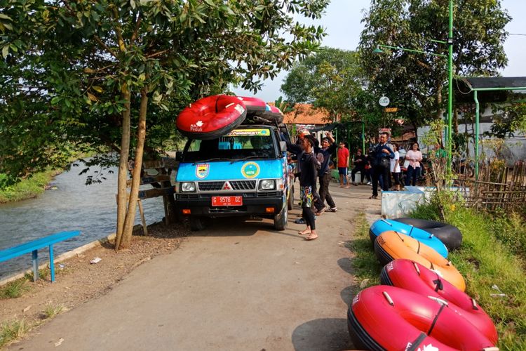 Persiapan atraksi wisata tubing, di Desa Wisata Pandansari, Kabupaten Batang, Jawa Tengah, Kamis (3/5/2018).