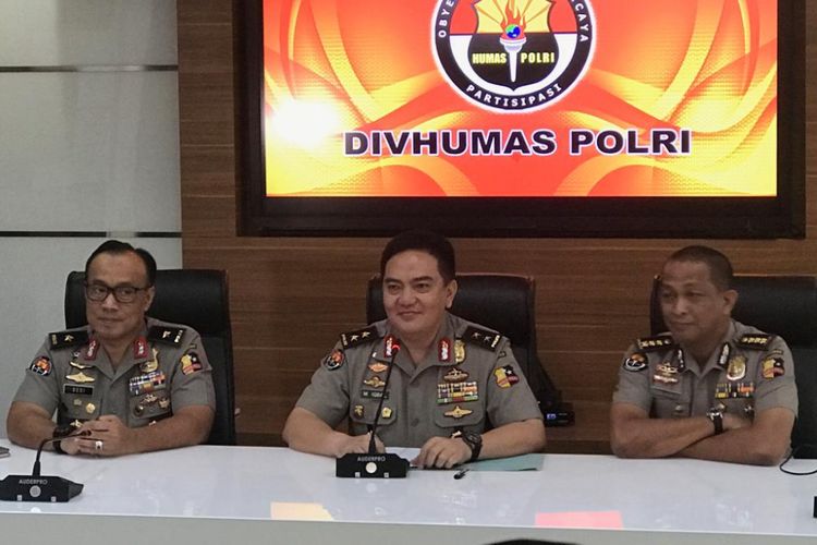 Kepala Divisi Humas Mabes Polri Inspektur Jenderal M. Iqbal (tengah) saat jumpa pers di Mabes Polri, Jakarta, Senin (4/3/2019) sore.