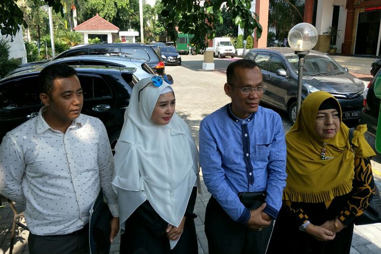 Istri Sandy Tumiwa Vivi Paris dan Mamanya Amalia Nurshanti didampingi kuasa hukum saat mendampingi Sandy di Kejaksaan Negeri Jakarta Pusat, Kemayoran, Rabu (19/6/2019).