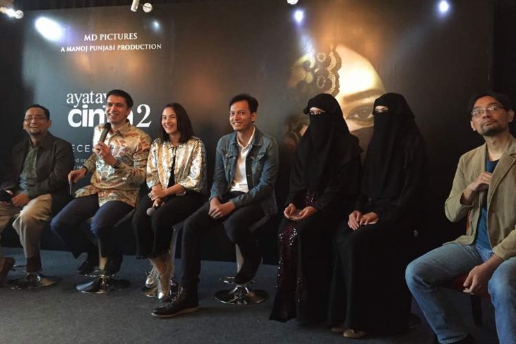 Para pemain, produser, sutradara, dan penulis skenario saat jumpa pers film Ayat-ayat Cinta 2 di MD Place, Kuningan, Jakarta Selatan, Senin (8/5/2017).