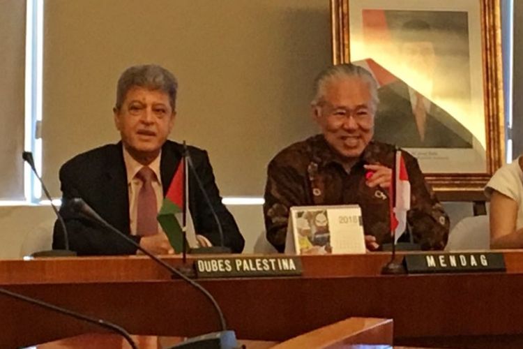 Menteri Perdagangan Enggartiasto Lukita (kanan) bersama Duta Besar Palestina untuk Indonesia Zuhair Al Shun saat menyampaikan keterangan pers mengenai perjanjian perdagangan Indonesia dengan Palestina di kantor Kemendag, Jakarta Pusat, Rabu (23/5/2018).