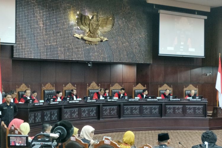 Suasana sidang pleno di gedung Mahkamah Konstitusi, Jakarta Pusat, Kamis (14/12/2017).  Mahkamah Konstitusi (MK) menolak permohonan uji materi Pasal 284, Pasal 285 dan Pasal 292 Kitab Undang-Undang Hukum Pidana (KUHP). Ketiga pasal tersebut mengatur soal kejahatan terhadap kesusilaan. Permohonan uji materi Pasal 284, Pasal 285 dan Pasal 292 KUHP dalam perkara nomor 46/PUU-XIV/2016 diajukan oleh Guru Besar IPB Euis Sunarti bersama sejumlah pihak.