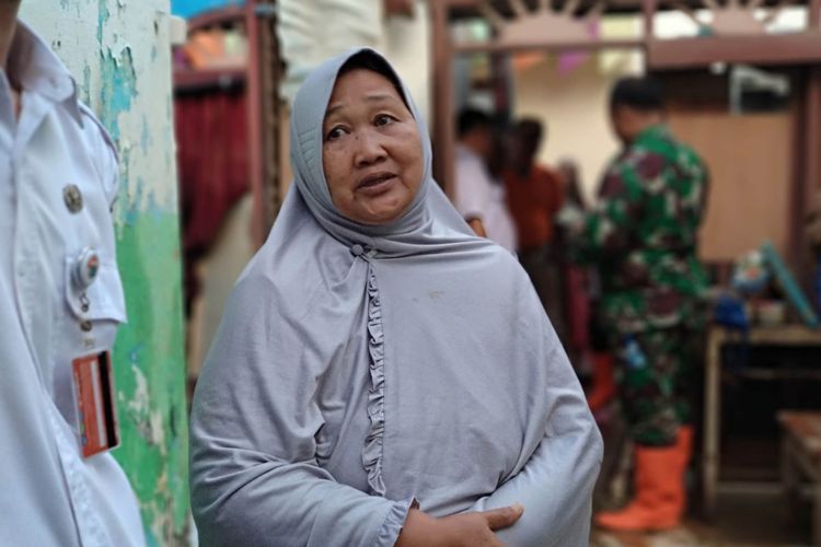 Sudaryati, korban banjir Bidara Cina yang kerap dipanggil Ibu Ku oleh Anies Baswedan, Rabu (7/2/2018)