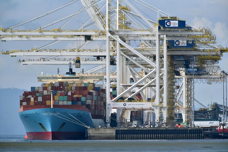 Kapal kargo yang membawa sekitar 69 kontainer berisi sampah dari Filipina telah merapat ke pelabuhan Deltaport di Tsawwassen, British Columbia, Kanada, Sabtu (29/6/2019).