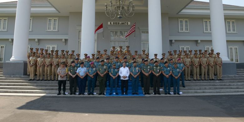 Menteri Pertahanan Ryamizard Ryacudu berfoto bersama taruna Akademi Militer (Akmil) di Magelang