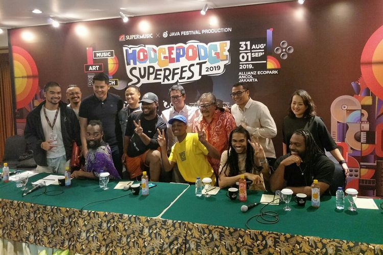 Grup band asal Amerika Phony Ppl bersama penyelenggara Hodgepodge Superfest 2019 di Hotel Borobudur, Jakarta Pusat, Jumat (30/8/2019).