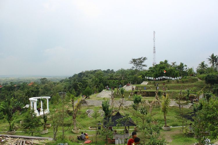 Lembah Gunung Madu, salah satu obyek wisata yang menyuguhkan panorama di atas ketinggian kaki Gunung Merbabu dan Merapi di Selo, Boyolali. Wisatawan dari sekitar Jawa Tengah memadati destinasi ini pada akhir pekan sambil berfoto, santap siang, dan bermain, Sabtu (22/4/2017).