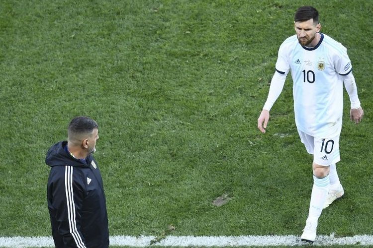 Lionel Messi meninggalkan lapangan pertandingan seusai dikartu merah wasit pada pertandingan perebutan posisi ketiga Copa America 2019 antara Argentina vs Cile di Arena Corinthians, 6 Juli 2019. 