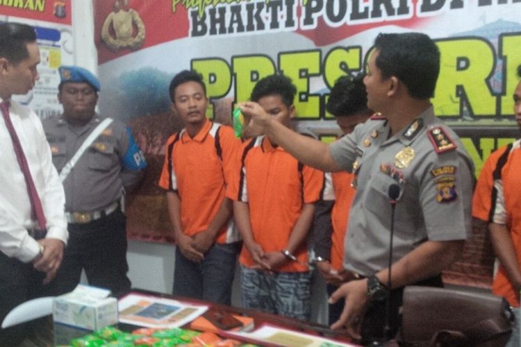 Kapolres Nunukan AKBP Jepri Yuniardi memperlihatkan barang bukti sabu yang dikemas dalam kemasan biskuit dari Malaysia.