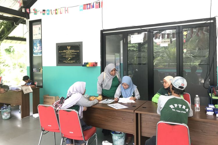 Sejumlah warga kehabisan stok Program Pangan Bersubsidi di RPTRA Permata, Koja, Jakarta Utara, Jumat (5/4/2019). Warga yang kehabisan sementara melakukan pembayaran dengan menggesekan KJP dan ATM Bank DKI. Makanan dijanjikan tiba Selasa (9/4/2019) pekan depan. 