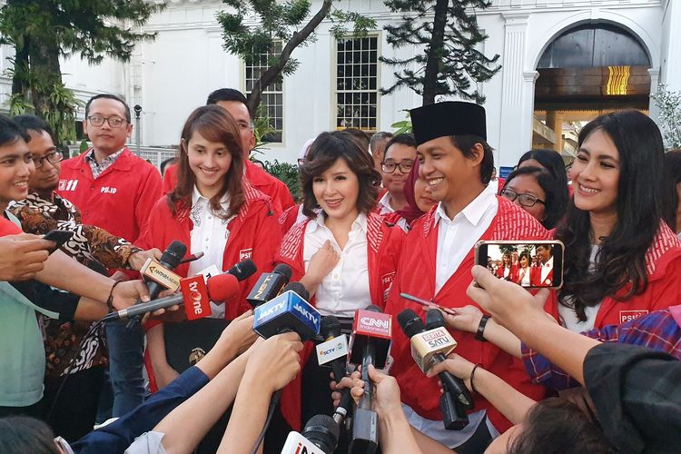 Para pengurus Partai Solidaritas Indonesia (PSI) usai bertemu Presiden Joko Widodo, Kamis (18/7/2019) sore. Pertemuan berlangsung tertutup di Istana Kepresidenan Jakarta. 