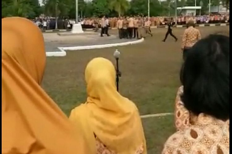 Upacara apel di depan kantor halaman Walikota Prabumulih yang dipimpin Ridho Yahya sempat nyaris terjadi adu jotos dengan asisten III Abdullah Abadi. 