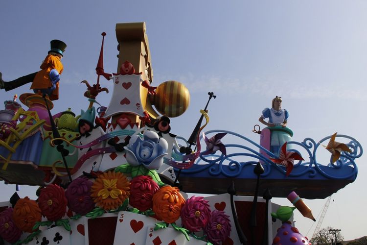 Salah satu tokoh Disney dalam parade di Tokyo Disneyland, Jumat (13/4/2018). Parade ini digelar dalam rangka perayaan ke-35 tahun Tokyo Disneyland.