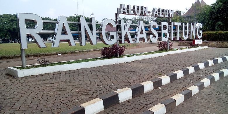 Alun-alun Rangkasbitung dikeliling gedung pemerintahan juga masjid agung, penjara, serta rumah dan perpustakaan untuk menghormati Multatuli.