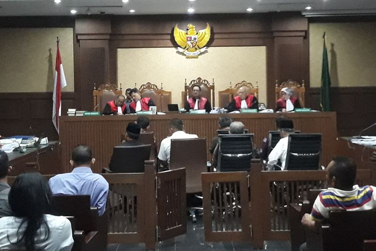 Persidangan dengan terdakwa Gubernur nonaktif Jambi Zumi Zola di Pengadilan Tipikor Jakarta