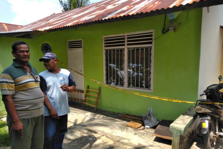 Kediaman SP (31) salah satu terduga teroris yang ditangkap Densus 88 Antiteror di rumah kontrakannya  Jalan Petaling, Kelurahan Mariana, Kecamatan Bayuasin 1, Kabupaten Banyuasin,Sumatera Selatan, dipasang police line.
