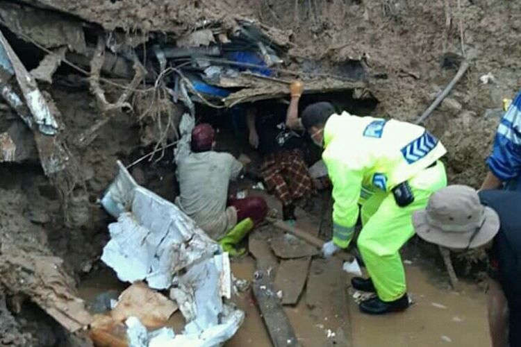 Tim SAR gabungan dibantu TNI Polri berhasil mengevakuasi salah satu jenazah dari puing rumah yang tertimbun longsor Kabupaten Gowa, Sulawesi Selatan. Senin, (28/1/2019).