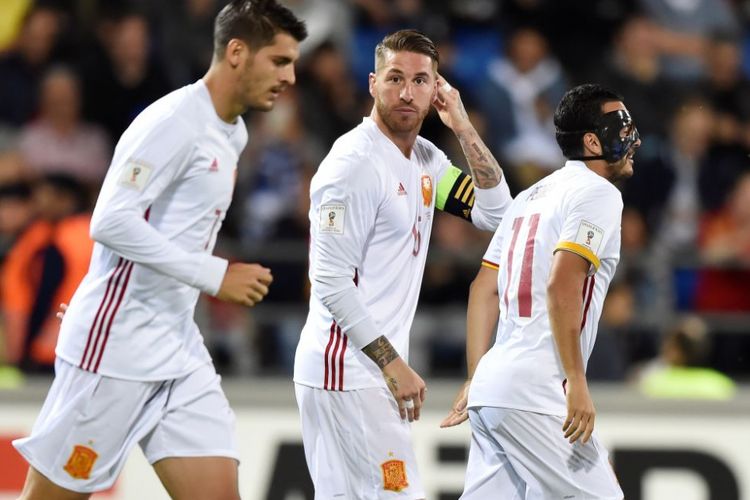 Alvaro Morata dan Pedro Rodriguez merayakan gol Spanyol oleh Sergio Ramos ke gawang Liechtenstein pada kualifikasi Piala Dunia 2018, Selasa (5/8/2017).