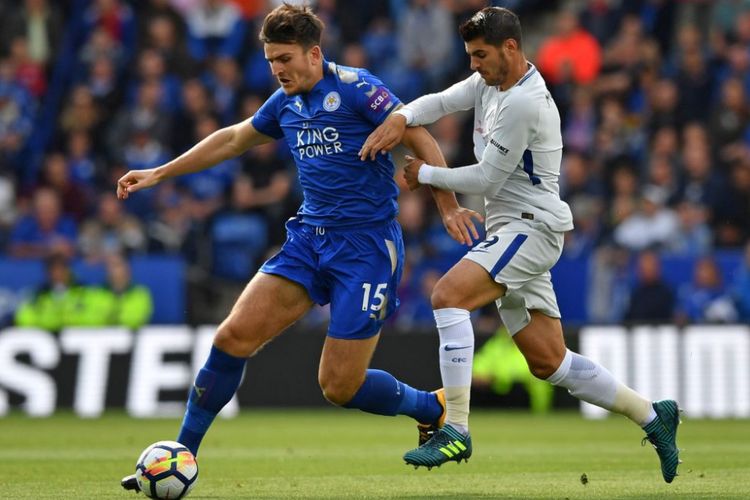 Alvaro Morata mencoba mengejar bola yang tengah dikuasai Harry Maguire saat Chelsea bertandang ke markas Leicester City pada pertandingan Premier League, Sabtu (9/9/2017).