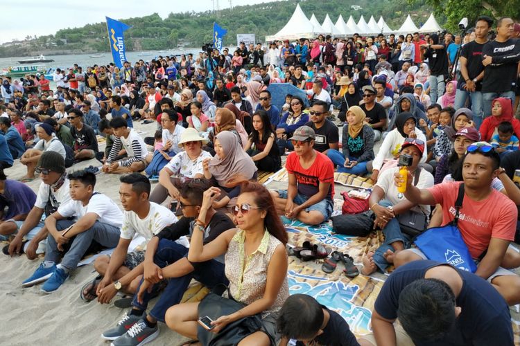 Ratusan penonton menikmati sajian musik jazz di Senggigi Sunset Jazz 2018, yang diselenggarakan di Pantai Senggigi, Kabupaten Lombok Barat, NTB, Minggu (9/12/2018).