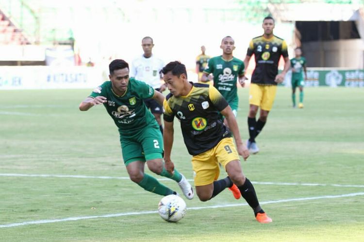 Penyerang Barito Putera, Samsul Arif, membawa bola dalam pertandingan Liga 1 melawan Persebaya Surabaya di Stadion Gelora Bung Tomo, Selasa (9/7/2019). 