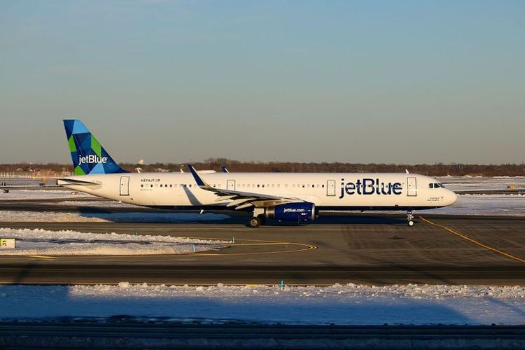 Sebuah Airbus A321-200 milik maksapai penerbangan JetBlue di bandara John F Kennedy, New York.