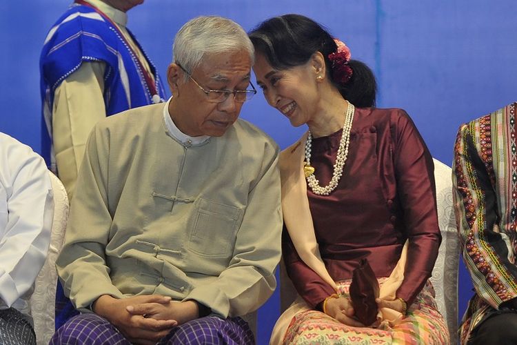 Dalam foto yang diambil pada 15 Oktoboe 2017 memperlihatkan President Myanmar Htin Kyaw dan Aung San Suu Kyi berbincang di tengah peringatan Kesepakatan Gencatan Senjata (NCA) di Myanmar International Convention Center (MICC), Naypyidaw.
