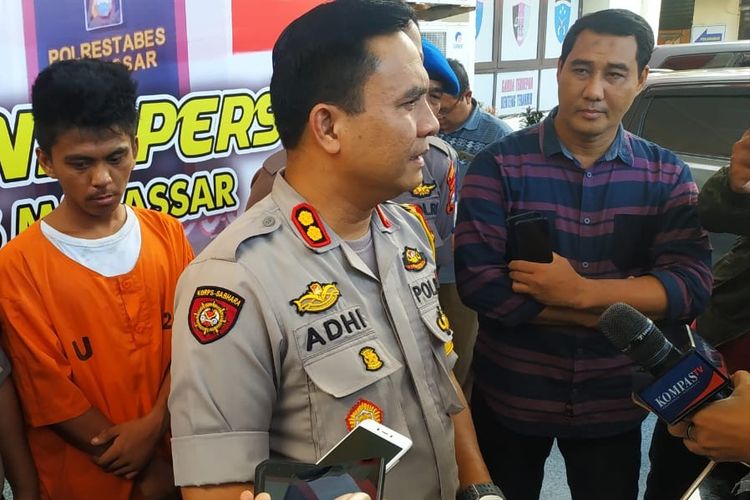 Wakapolrestabes Makassar AKBP Adhi Purboyo saat menggelar konferensi pers terkait kasus penyekapan, penganiayaan, dan pencabulan yang dilakukan Zulkarnain (baju oranye) terhadap gadis di bawah umur, Sabtu (30/3/2019).