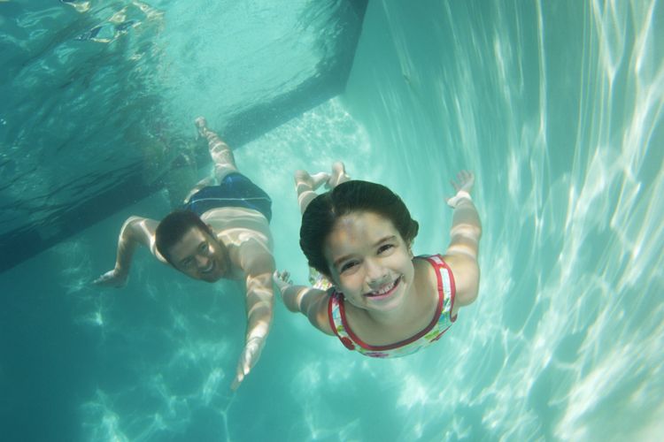 Ilustrasi berenang bersama anak
