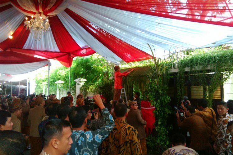 Presiden Jokowi memasang bleketepe pernikahan Kahiyang Ayu di kediamannya Sumber, Solo, Jawa Tengah, Selasa (7/11/2017).