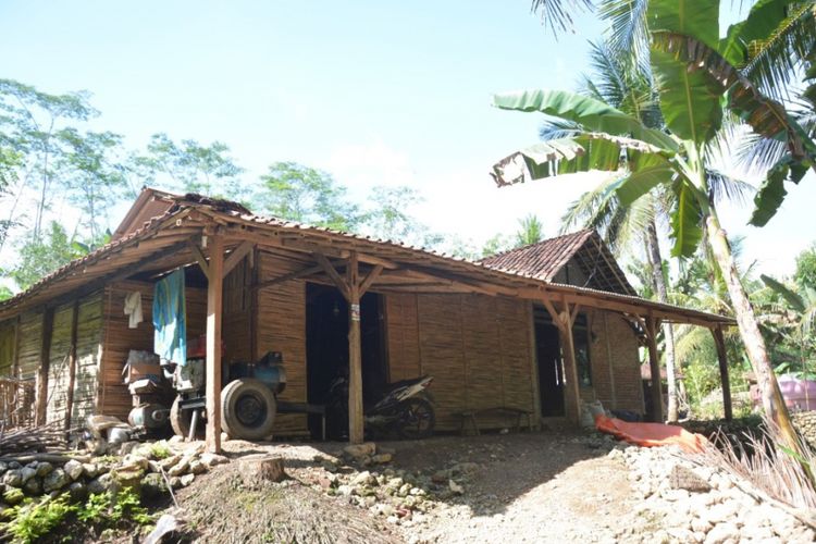 Kondisi rumah salah satu warga yang berada di Desa Kayen, Kecamatan Karangan, Trenggalek, yang menjadi obyek perdebatan sengit antara calon wakil gubernur Jawa Timur Emil Dardak dengan Puti Guntur pada debat Pilkada Jatim, minggu lalu.