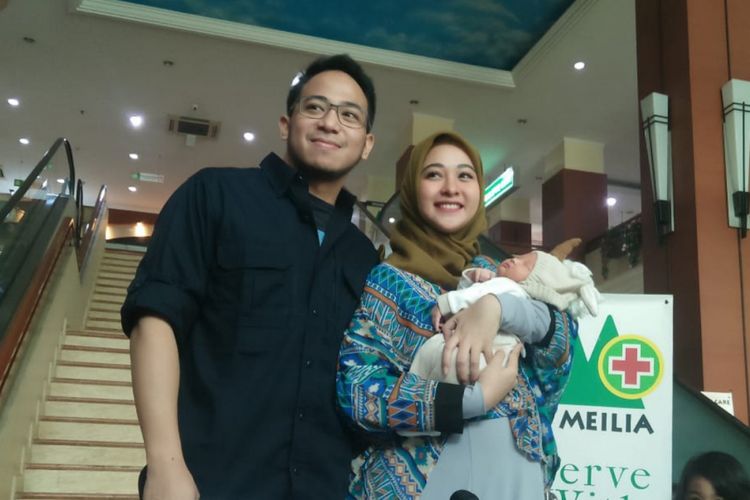 Poppy Bunga (kanan) dan suaminya Fattah Riphat (kiri) dalam jumap pers kelahiran anak kedua mereka di RS Meilia Cibubur, Depok, Jawa Barat, Jumat (20/7/2018). 