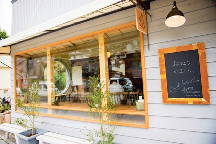 Restoran ini berhadapan dengan Jalan Wakamiya-oji. Terdapat papan tulis di depan restoran yang menyapa semua orang dengan ucapan “Selamat pagi, Kamakura”