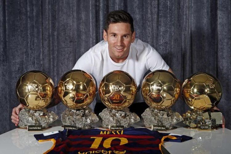 Linonel Messi berpose bersama trofi FIFA Ballon dOr, Sabtu (20/4/2019)