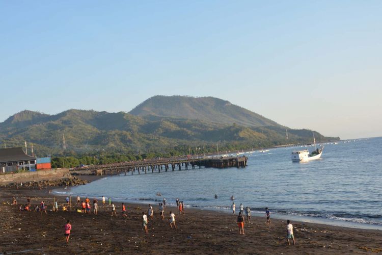 Warga main bola kaki di Pantai Ria Ende, Kelurahan Kotaratu, Kecamatan Ende Utara, Kabupaten Ende, Flores, NTT, Rabu (12/9/2018) sambil menunggu matahari terbenam.