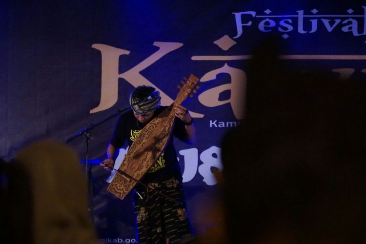 Ali Gardy Rukmana sedang memainkan alat musik dawai Karmawibhangga pada Festival Kawitan (Kampung Wisata Temenggungan) Banyuwangi, Jawa Timur yang diselenggarakan Senin (18/9/2017).