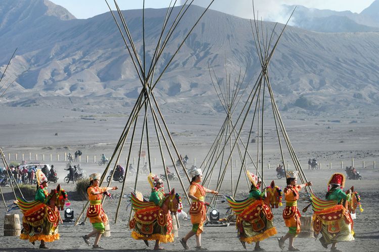 Sejumlah penari menampilkan Tari Jaranan Slining Lumajang pada Eksotika Bromo di Lautan Pasir kawasan Taman Nasional Bromo Tengger Semeru, Probolinggo, Jawa Timur, Jumat (29/6/2018). Pertunjukan yang menampilkan sejumlah tarian tradisional dan kontemporer seperti Kidung Tengger, parade jaranan Tengger, Reog Ponorogo, topeng hudoq Dayak Kalimantan Timur dan beberapa kesenian lainnya tersebut digelar untuk menyambut Hari Raya Yadnya Kasada.