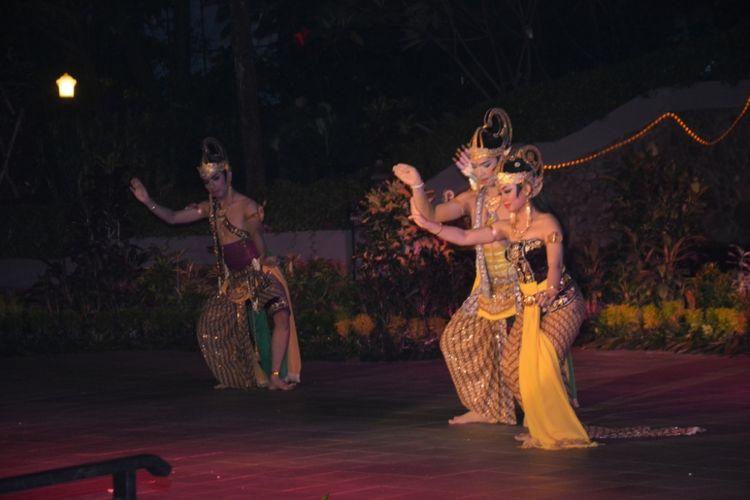 Para duta besar negara asing terpukau menyaksikan secara langsung Pentas Seni Budaya oleh perwakilan Kota Salatiga berupa Pagelaran Sendratari Ramayana dengan judul Banjaran Shinta, Sabtu (21/4/2018) malam, di Anjungan Jawa Tengah Taman Mini Indonesia Indah (TMII) Jakarta.